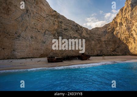 Vista panoramica della famosa spiaggia dei naufragi di Navagio sull'isola di Zante, in Grecia, con persone che si godono il mare di colore azzurro Foto Stock