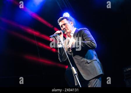 Torino, Italia. 2019. Il cantante Tony Hadley si è esibito dal vivo sul palco del GruVillage Festival. Credito: Andrea Pinna Foto Stock