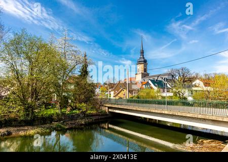 Un tour in bicicletta primaverile all'inizio di aprile sotto il sole glorioso lungo le piste ciclabili di Saale e ILM Valley da Naumburg/Saale a poco prima di Gotha - gio Foto Stock