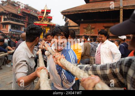 Bhaktapur, Nepal, 09/04/2024, i nepalesi stanno tirando il carro della Deity Bhairab durante le celebrazioni del tradizionale festival Biska a Bhaktapur, Nepal. Durante la festa, i devoti provenienti dalle parti orientali e occidentali della città si stanno sfidando in un tiro alla fune tirando i carri per commemorare l'inizio del nuovo anno nepalese. (Foto di Amit Machamasi/NurPhoto)0 credito: NurPhoto SRL/Alamy Live News Foto Stock