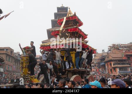 Bhaktapur, Nepal, 09/04/2024, i nepalesi stanno tirando il carro della Deity Bhairab durante le celebrazioni del tradizionale festival Biska a Bhaktapur, Nepal. Durante la festa, i devoti provenienti dalle parti orientali e occidentali della città si stanno sfidando in un tiro alla fune tirando i carri per commemorare l'inizio del nuovo anno nepalese. (Foto di Amit Machamasi/NurPhoto)0 credito: NurPhoto SRL/Alamy Live News Foto Stock