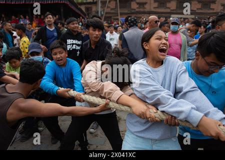 Bhaktapur, Nepal, 09/04/2024, i nepalesi stanno tirando il carro della Deity Bhairab durante le celebrazioni del tradizionale festival Biska a Bhaktapur, Nepal. Durante la festa, i devoti provenienti dalle parti orientali e occidentali della città si stanno sfidando in un tiro alla fune tirando i carri per commemorare l'inizio del nuovo anno nepalese. (Foto di Amit Machamasi/NurPhoto)0 credito: NurPhoto SRL/Alamy Live News Foto Stock