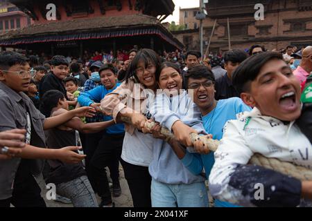 Bhaktapur, Nepal, 09/04/2024, i nepalesi stanno tirando il carro della Deity Bhairab durante le celebrazioni del tradizionale festival Biska a Bhaktapur, Nepal. Durante la festa, i devoti provenienti dalle parti orientali e occidentali della città si stanno sfidando in un tiro alla fune tirando i carri per commemorare l'inizio del nuovo anno nepalese. (Foto di Amit Machamasi/NurPhoto)0 credito: NurPhoto SRL/Alamy Live News Foto Stock