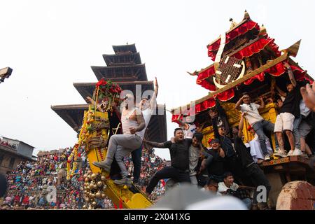 Bhaktapur, Nepal, 09/04/2024, i nepalesi stanno tirando il carro della Deity Bhairab durante le celebrazioni del tradizionale festival Biska a Bhaktapur, Nepal. Durante la festa, i devoti provenienti dalle parti orientali e occidentali della città si stanno sfidando in un tiro alla fune tirando i carri per commemorare l'inizio del nuovo anno nepalese. (Foto di Amit Machamasi/NurPhoto)0 credito: NurPhoto SRL/Alamy Live News Foto Stock