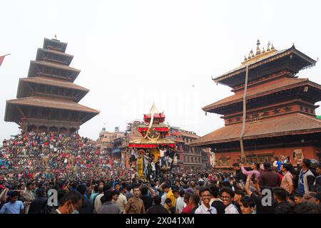 Bhaktapur, Nepal, 09/04/2024, i nepalesi stanno tirando il carro della Deity Bhairab durante le celebrazioni del tradizionale festival Biska a Bhaktapur, Nepal. Durante la festa, i devoti provenienti dalle parti orientali e occidentali della città si stanno sfidando in un tiro alla fune tirando i carri per commemorare l'inizio del nuovo anno nepalese. (Foto di Amit Machamasi/NurPhoto)0 credito: NurPhoto SRL/Alamy Live News Foto Stock