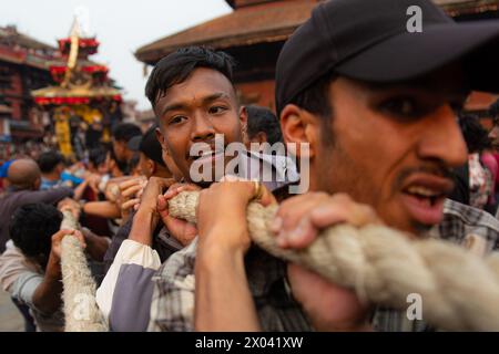 Bhaktapur, Nepal, 09/04/2024, i nepalesi stanno tirando il carro della Deity Bhairab durante le celebrazioni del tradizionale festival Biska a Bhaktapur, Nepal. Durante la festa, i devoti provenienti dalle parti orientali e occidentali della città si stanno sfidando in un tiro alla fune tirando i carri per commemorare l'inizio del nuovo anno nepalese. (Foto di Amit Machamasi/NurPhoto)0 credito: NurPhoto SRL/Alamy Live News Foto Stock