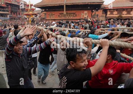 Bhaktapur, Nepal, 09/04/2024, i nepalesi stanno tirando il carro della Deity Bhairab durante le celebrazioni del tradizionale festival Biska a Bhaktapur, Nepal. Durante la festa, i devoti provenienti dalle parti orientali e occidentali della città si stanno sfidando in un tiro alla fune tirando i carri per commemorare l'inizio del nuovo anno nepalese. (Foto di Amit Machamasi/NurPhoto)0 credito: NurPhoto SRL/Alamy Live News Foto Stock