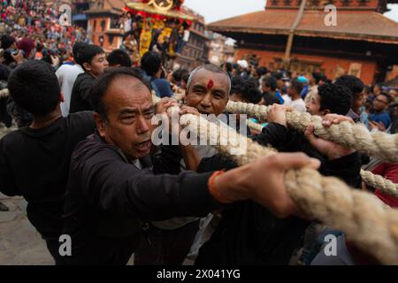 Bhaktapur, Nepal, 09/04/2024, i nepalesi stanno tirando il carro della Deity Bhairab durante le celebrazioni del tradizionale festival Biska a Bhaktapur, Nepal. Durante la festa, i devoti provenienti dalle parti orientali e occidentali della città si stanno sfidando in un tiro alla fune tirando i carri per commemorare l'inizio del nuovo anno nepalese. (Foto di Amit Machamasi/NurPhoto)0 credito: NurPhoto SRL/Alamy Live News Foto Stock