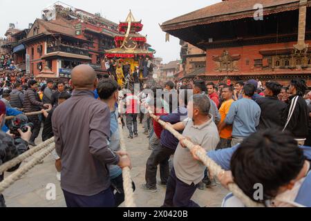 Bhaktapur, Nepal, 09/04/2024, i nepalesi stanno tirando il carro della Deity Bhairab durante le celebrazioni del tradizionale festival Biska a Bhaktapur, Nepal. Durante la festa, i devoti provenienti dalle parti orientali e occidentali della città si stanno sfidando in un tiro alla fune tirando i carri per commemorare l'inizio del nuovo anno nepalese. (Foto di Amit Machamasi/NurPhoto)0 credito: NurPhoto SRL/Alamy Live News Foto Stock