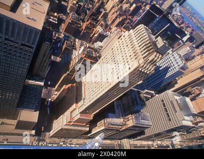 Vista dal Chrysler Building. Il paesaggio di Midtown Manhattan dall'alto. Affacciato su Gargoyle e grattacieli commerciali di New York City. Zoning a New York, Stati Uniti. Foto Stock