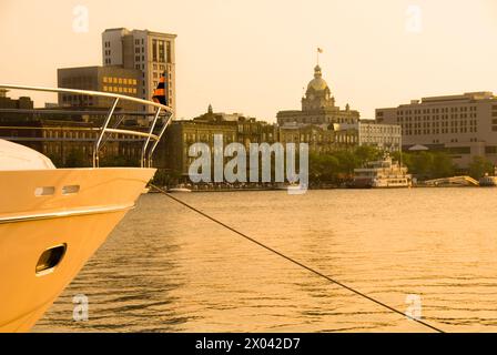 Yacht e battello fluviale sul fiume Savannah, Savannah, Georgia al tramonto Foto Stock