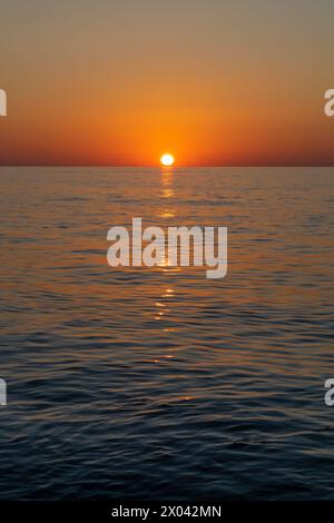 Bellissimo tramonto sul mare. Il sole tramonta sotto l'orizzonte. Vista sul mare. Foto Stock