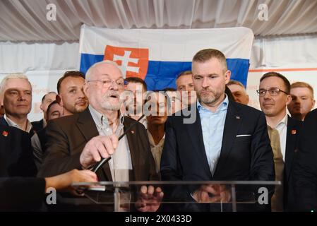 Bratislava, Slovacchia. 7 aprile 2024. L'ex presidente slovacco Ivan Gasparovic (L) e Peter Pellegrini (R), neoeletto presidente slovacco, parlano ai giornalisti della sua sede della campagna elettorale a Bratislava. Peter Pellegrini, ha vinto le elezioni presidenziali, superando l'ex ministro degli Esteri slovacco Ivan Korcok. (Immagine di credito: © Tomas Tkacik/SOPA Images via ZUMA Press Wire) SOLO PER USO EDITORIALE! Non per USO commerciale! Foto Stock