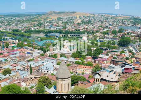 Vista sulla città. Tbilisi, Georgia. Paesaggio estivo della città, sfondo. Giornata soleggiata e limpida. Viaggio. Foto Stock