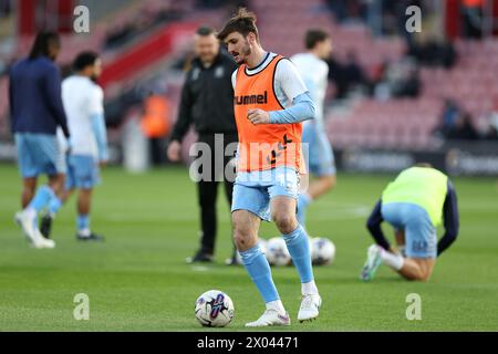 Il Liam Kitching di Coventry City si scalda davanti alla partita del campionato Sky Bet al St Mary's Stadium di Southampton. Data foto: Martedì 9 aprile 2024. Foto Stock