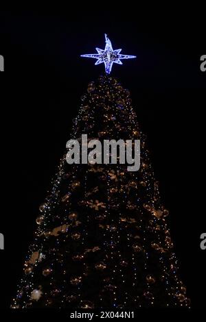 Albero di Natale di notte. Bell'albero di Natale luccicante. Foto Stock