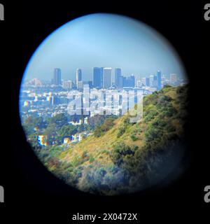 Lo skyline di Los Angeles visto attraverso una lente di ingrandimento o un telescopio, i grattacieli della città di Los Angeles in California visti da lontano Foto Stock