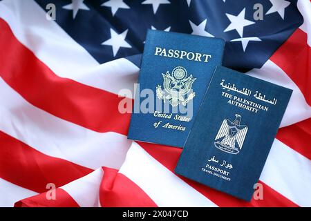 Passaporto dell'Autorità palestinese con passaporto degli Stati Uniti d'America piegato la bandiera da vicino Foto Stock