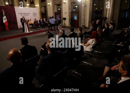 Città del Messico, Messico. 9 aprile 2024. Il presidente del Messico, Andres Manuel Lopez Obrador, parla durante il briefing stampa al Palazzo Nazionale. (Credit Image: © Luis Barron/eyepix via ZUMA Press Wire) SOLO PER USO EDITORIALE! Non per USO commerciale! Foto Stock