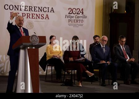 Città del Messico, Messico. 9 aprile 2024. Il presidente del Messico, Andres Manuel Lopez Obrador, parla durante il briefing stampa al Palazzo Nazionale. (Credit Image: © Luis Barron/eyepix via ZUMA Press Wire) SOLO PER USO EDITORIALE! Non per USO commerciale! Foto Stock