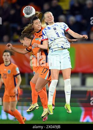 BREDA - (l-r) Victoria Pelova d'Olanda, Damaris Egurrola d'Olanda, Karina Saevik di Norvegia durante la partita di qualificazione al Campionato europeo femminile nel gruppo A1 tra Paesi Bassi e Norvegia allo stadio Rat Verlegh il 9 aprile 2024 a Breda, Paesi Bassi. ANP GERRIT VAN COLOGNE Foto Stock