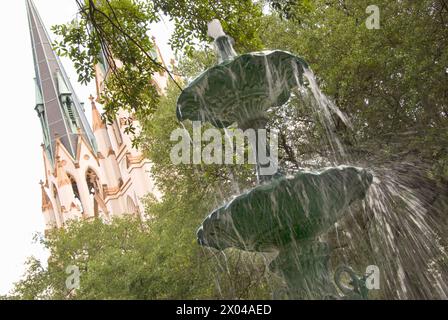 Fontana di Semiquincentenario in Lafayette Square, Cattedrale di San Giovanni Battista, Savannah Georgia Foto Stock