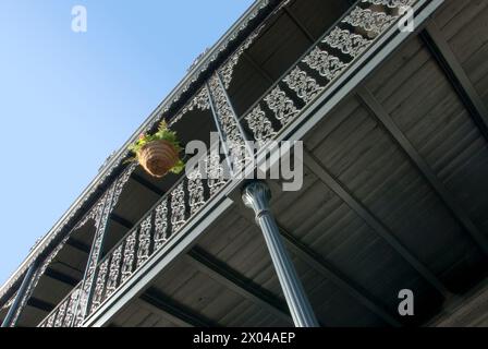 Facciata ornata sulla MARSHALL HOUSE facciata ornata sulla Marshall House - storico hotel costruito nel 1851, Savannah, Georgia Foto Stock