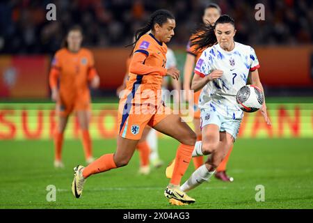 BREDA - (l-r) Esmee Brugts olandese, Ingrid Engen norvegese durante la partita di qualificazione al Campionato europeo femminile nel gruppo A1 tra Paesi Bassi e Norvegia allo stadio Rat Verlegh il 9 aprile 2024 a Breda, Paesi Bassi. ANP GERRIT VAN COLOGNE Foto Stock