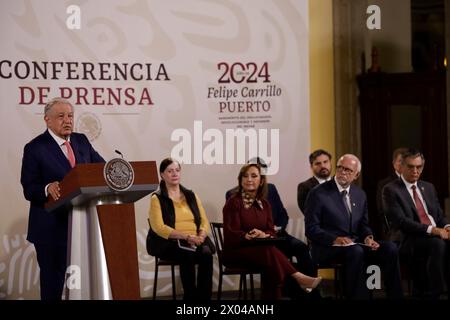 Città del Messico, Messico. 9 aprile 2024. Il presidente del Messico, Andres Manuel Lopez Obrador, parla durante il briefing stampa al Palazzo Nazionale. (Credit Image: © Luis Barron/eyepix via ZUMA Press Wire) SOLO PER USO EDITORIALE! Non per USO commerciale! Foto Stock