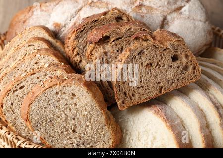 Diversi tipi di pane fresco, vista ravvicinata Foto Stock
