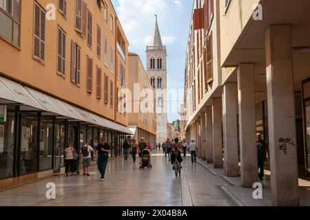 Zara Croazia - maggio 26 2011; persone sulla strada della città con la torre della chiesa di San Donato alla fine Foto Stock