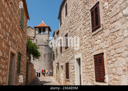 Zara Croazia - maggio 26 2011; editoriale-turisti che camminano per le stradine sotto la torre circolare alla fine della corsia. Foto Stock