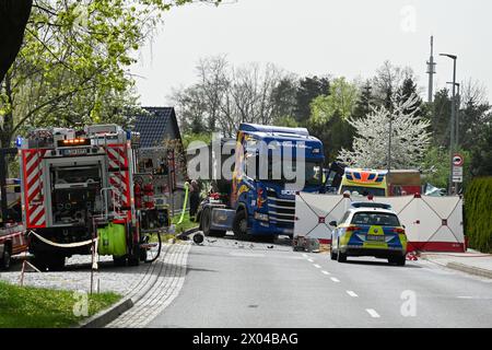 Hartha - Frontalcrash zwischen LKW und Auto auf B175 Autofahrer schwer verletzt aus Pkw geschnitten 08.04.2024 gegen 14,30 Uhr Hartha, Töpelstraße B175 Zu einem schweren Unfall kam es am Montagnachmittag in Hartha Kreis Mittelsachsen bei Döbeln. Nach ersten Angaben von vor Ort War der Fahrer eines Renault auf der Bundesstraße a Richtung Hartha Kreuz unterwegs, als er aus bislang ungeklärter Ursache nach links von seiner Fahrspur abkam. Dort kollidierte er in der Folge mit einem entgegenkommenden Lastwagen, der mit Schüttgut beladen War. DAS Auto wurde auf den Fußgängerweg geschleudert, der ma Foto Stock