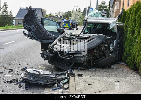 Hartha - Frontalcrash zwischen LKW und Auto auf B175 Autofahrer schwer verletzt aus Pkw geschnitten 08.04.2024 gegen 14,30 Uhr Hartha, Töpelstraße B175 Zu einem schweren Unfall kam es am Montagnachmittag in Hartha Kreis Mittelsachsen bei Döbeln. Nach ersten Angaben von vor Ort War der Fahrer eines Renault auf der Bundesstraße a Richtung Hartha Kreuz unterwegs, als er aus bislang ungeklärter Ursache nach links von seiner Fahrspur abkam. Dort kollidierte er in der Folge mit einem entgegenkommenden Lastwagen, der mit Schüttgut beladen War. DAS Auto wurde auf den Fußgängerweg geschleudert, der ma Foto Stock