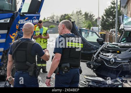 Hartha - Frontalcrash zwischen LKW und Auto auf B175 Autofahrer schwer verletzt aus Pkw geschnitten 08.04.2024 gegen 14,30 Uhr Hartha, Töpelstraße B175 Zu einem schweren Unfall kam es am Montagnachmittag in Hartha Kreis Mittelsachsen bei Döbeln. Nach ersten Angaben von vor Ort War der Fahrer eines Renault auf der Bundesstraße a Richtung Hartha Kreuz unterwegs, als er aus bislang ungeklärter Ursache nach links von seiner Fahrspur abkam. Dort kollidierte er in der Folge mit einem entgegenkommenden Lastwagen, der mit Schüttgut beladen War. DAS Auto wurde auf den Fußgängerweg geschleudert, der ma Foto Stock