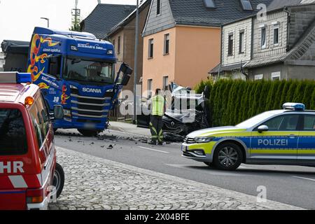 Hartha - Frontalcrash zwischen LKW und Auto auf B175 Autofahrer schwer verletzt aus Pkw geschnitten 08.04.2024 gegen 14,30 Uhr Hartha, Töpelstraße B175 Zu einem schweren Unfall kam es am Montagnachmittag in Hartha Kreis Mittelsachsen bei Döbeln. Nach ersten Angaben von vor Ort War der Fahrer eines Renault auf der Bundesstraße a Richtung Hartha Kreuz unterwegs, als er aus bislang ungeklärter Ursache nach links von seiner Fahrspur abkam. Dort kollidierte er in der Folge mit einem entgegenkommenden Lastwagen, der mit Schüttgut beladen War. DAS Auto wurde auf den Fußgängerweg geschleudert, der ma Foto Stock