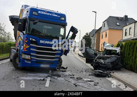 Hartha - Frontalcrash zwischen LKW und Auto auf B175 Autofahrer schwer verletzt aus Pkw geschnitten 08.04.2024 gegen 14,30 Uhr Hartha, Töpelstraße B175 Zu einem schweren Unfall kam es am Montagnachmittag in Hartha Kreis Mittelsachsen bei Döbeln. Nach ersten Angaben von vor Ort War der Fahrer eines Renault auf der Bundesstraße a Richtung Hartha Kreuz unterwegs, als er aus bislang ungeklärter Ursache nach links von seiner Fahrspur abkam. Dort kollidierte er in der Folge mit einem entgegenkommenden Lastwagen, der mit Schüttgut beladen War. DAS Auto wurde auf den Fußgängerweg geschleudert, der ma Foto Stock