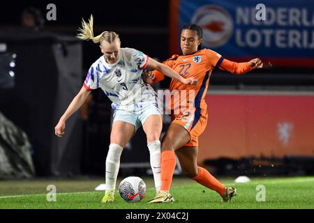 BREDA - (l-r) Karina Saevik di Norvegia, Esmee Brugts di Olanda durante la partita di qualificazione al Campionato europeo femminile nel gruppo A1 tra Paesi Bassi e Norvegia allo stadio Rat Verlegh il 9 aprile 2024 a Breda, Paesi Bassi. ANP GERRIT VAN COLOGNE Foto Stock