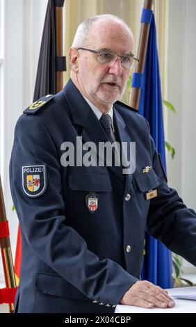 Landespolizei MV Polizeipraesident Thomas Dabel spricht waehrend der Amtseinfuehrung von Polizeichefs in der Polizeiinspektion Stralsund Landkreis Vorpommern-Ruegen. Stralsund Meclemburgo-Vorpommern Deutschland *** polizia di Stato il presidente della polizia di MV Thomas Dabel parla durante l'inaugurazione dei capi di polizia presso la stazione di polizia di Stralsund Vorpommern Ruegen Stralsund Meclemburgo-Vorpommern Germania Foto Stock