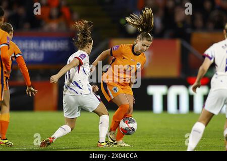 BREDA - (l-r) Guro Reiten di Norvegia donne, Victoria Pelova di Olanda donne durante la partita di qualificazione al Campionato europeo femminile nel gruppo A1 tra Paesi Bassi e Norvegia allo stadio Rat Verlegh il 9 aprile 2024 a Breda, Paesi Bassi. ANP | Hollandse Hoogte | MAURICE VAN STEEN Foto Stock