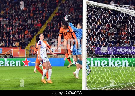 BREDA - (l-r) Esmee Brugts olandese, portiere norvegese Cecilie Fisterstrand durante la partita di qualificazione al Campionato europeo femminile nel gruppo A1 tra Paesi Bassi e Norvegia allo stadio Rat Verlegh il 9 aprile 2024 a Breda, Paesi Bassi. ANP GERRIT VAN COLOGNE Foto Stock