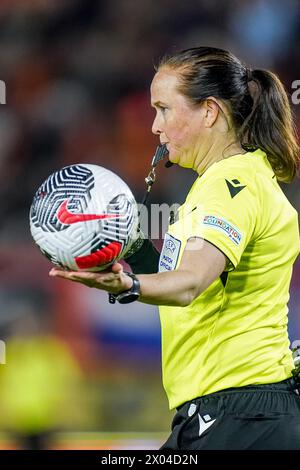 BREDA, PAESI BASSI - 9 APRILE: L'arbitro Cheryl Foster regala un pallone da arbitro durante il girone europeo di UEFA 2025 femminile Una partita di qualificazione del giorno 2 tra Paesi Bassi e Norvegia al Rat Verlegh Stadion il 9 aprile 2024 a Breda, Paesi Bassi. (Foto di Joris Verwijst/Orange Pictures) Foto Stock