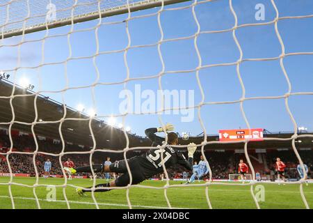 Southampton, Regno Unito. 09 aprile 2024. Il portiere del Southampton Gavin Bazunu (31) salva il rigore dell'attaccante del Coventry City Haji Wright (11) durante la partita del Southampton FC vs Coventry City FC Sky bet EFL Championship allo St.Mary's Stadium, Southampton, Inghilterra, Regno Unito il 9 aprile 2024 Credit: Every Second Media/Alamy Live News Foto Stock