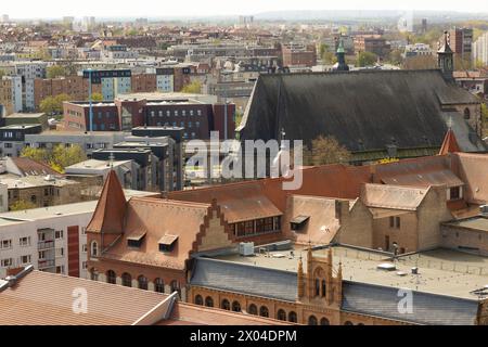 Vista dalle torri gemelle della chiesa del mercato sulla città di Halle in Sassonia-Anhalt Foto Stock