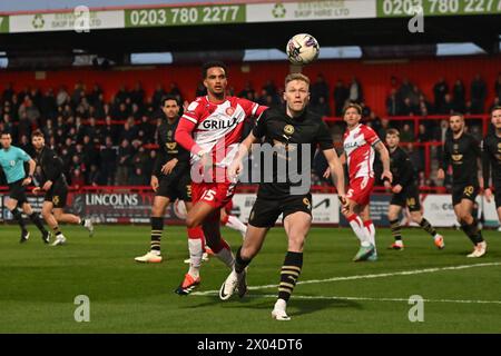 Sam Cosgrove (9 Barnsley) sfidato da Terence Vancooten (15 Stevenage) durante la partita Sky Bet League 1 tra Stevenage e Barnsley al Lamex Stadium di Stevenage martedì 9 aprile 2024. (Foto: Kevin Hodgson | mi News) crediti: MI News & Sport /Alamy Live News Foto Stock