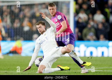 Patrick Bamford (a sinistra) del Leeds United e Daniel Ballard del Sunderland si battono per il pallone durante lo Sky Bet Championship match a Elland Road, Leeds. Data foto: Martedì 9 aprile 2024. Foto Stock