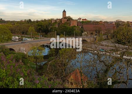 Vista del vecchio castello di Giebichenstein e del ponte sul fiume Saale a halle in Sassonia-Anhalt in Germania Foto Stock