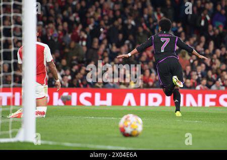 Londra, Regno Unito. 09 aprile 2024 - Arsenal contro Bayern Monaco - Champions League - Emirates Stadium. Serge Gnabry celebra il primo gol del Bayern Monaco contro l'Arsenal. Crediti immagine: Mark Pain / Alamy Live News Foto Stock