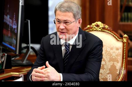 Mosca, Russia. 09 aprile 2024. Radiy Khabirov, leader della Bashkiria, commenta durante un incontro faccia a faccia ospitato dal presidente russo Vladimir Putin al Cremlino, il 9 aprile 2024, a Mosca, in Russia. Crediti: Gavriil Grigorov/piscina del Cremlino/Alamy Live News Foto Stock