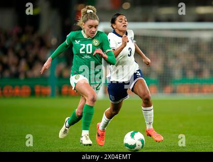 Leanne Kiernan (a sinistra) e Jess Carter (a sinistra) si battono per il pallone durante il turno di qualificazione a Euro 2025 della UEFA Women's Euro League A, partita del gruppo A3 all'Aviva Stadium di Dublino. Data foto: Martedì 9 aprile 2024. Foto Stock